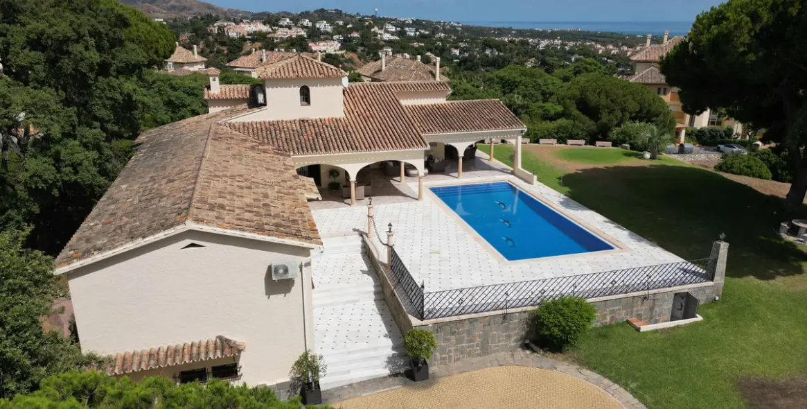 Продажа  отдельно стоящей виллы в Elviria 1
