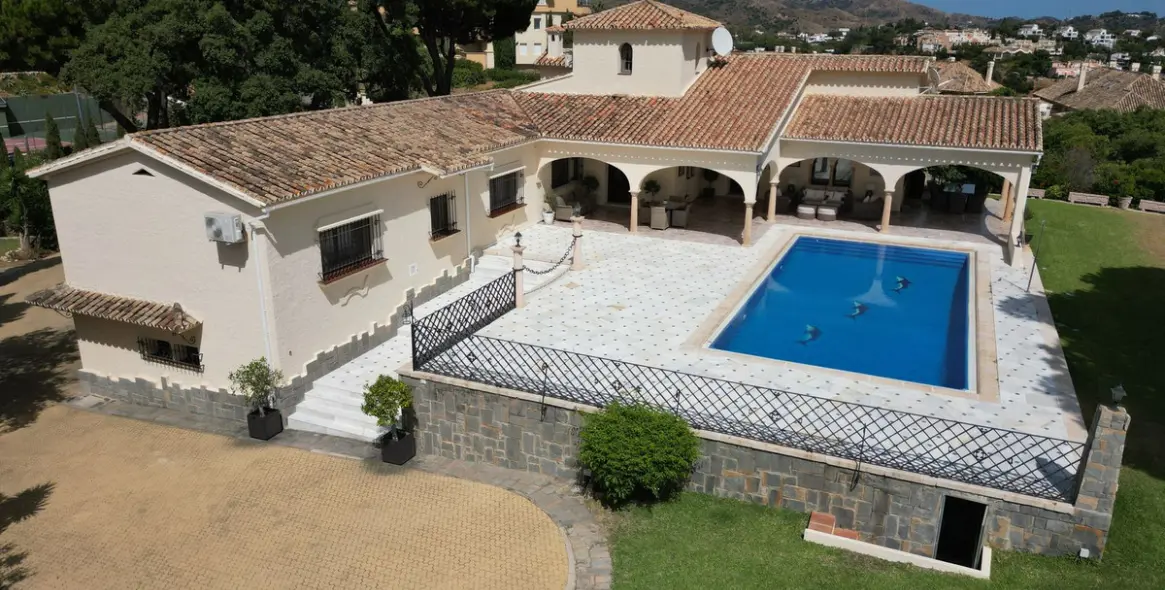 Продажа  отдельно стоящей виллы в Elviria 5