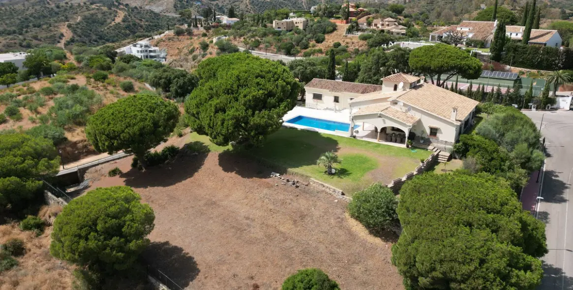 Продажа  отдельно стоящей виллы в Elviria 6