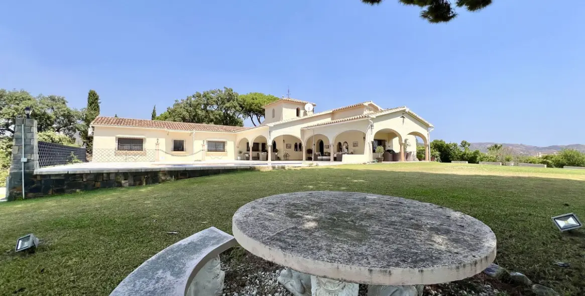 Продажа  отдельно стоящей виллы в Elviria 7