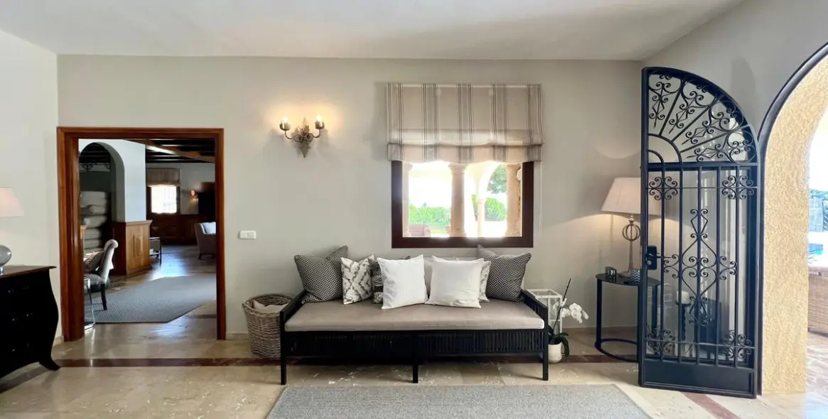 Продажа  отдельно стоящей виллы в Elviria 8