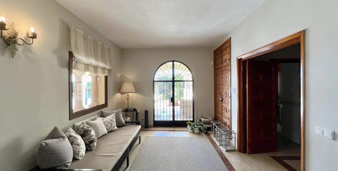 Продажа  отдельно стоящей виллы в Elviria 9