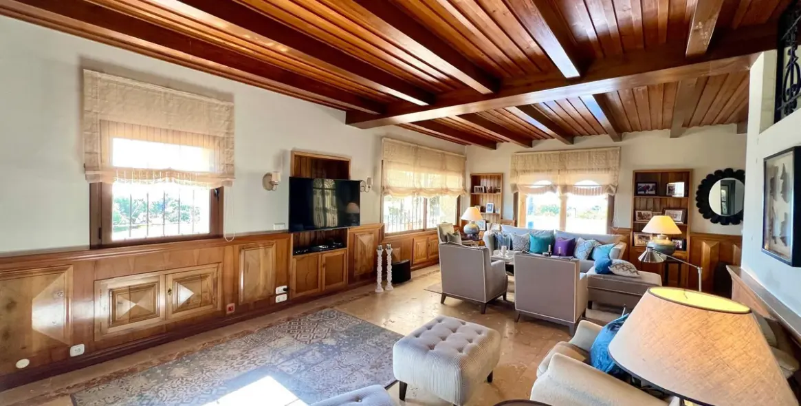 Продажа  отдельно стоящей виллы в Elviria 10