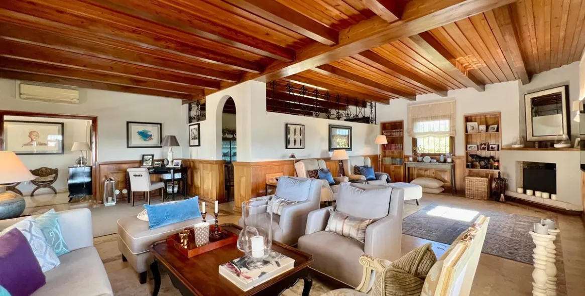 Продажа  отдельно стоящей виллы в Elviria 11