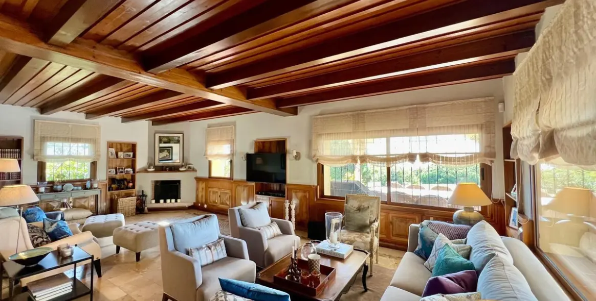 Продажа  отдельно стоящей виллы в Elviria 14