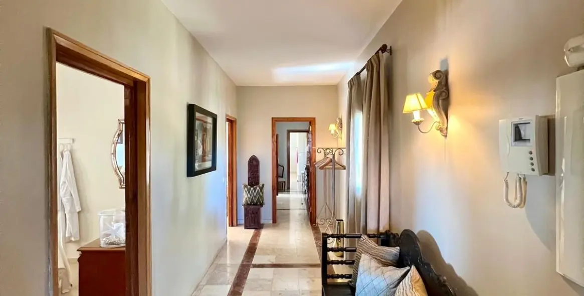 Продажа  отдельно стоящей виллы в Elviria 32