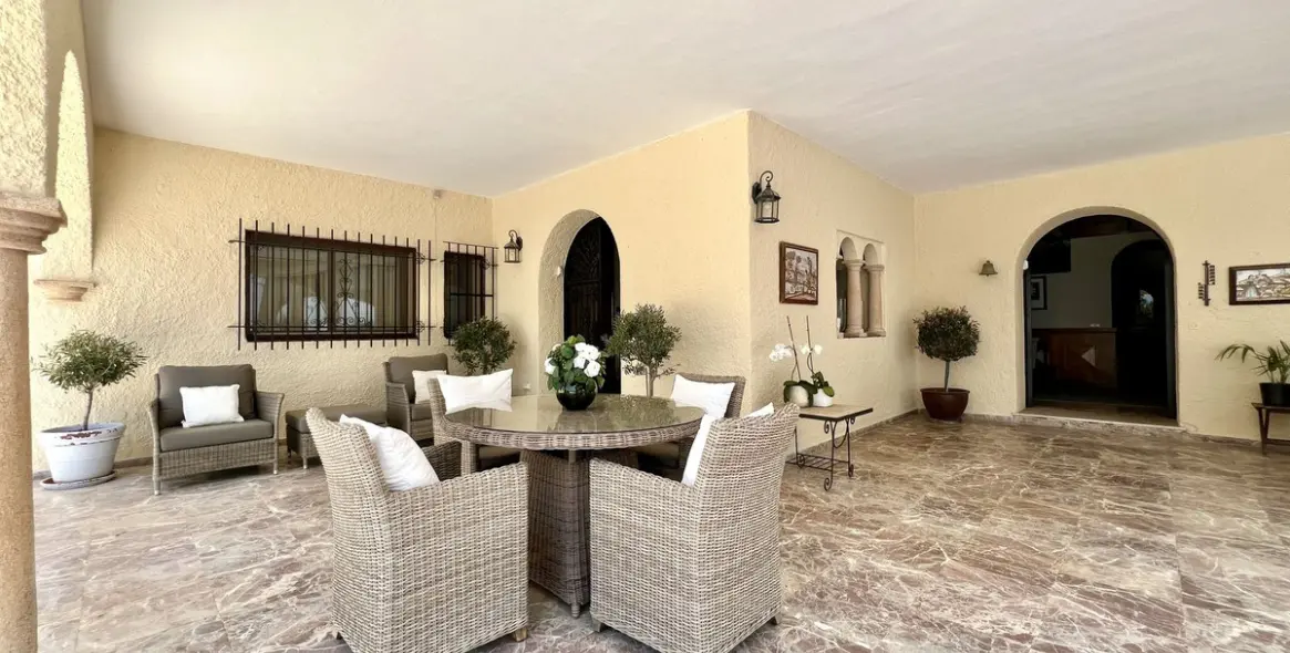 Продажа  отдельно стоящей виллы в Elviria 41