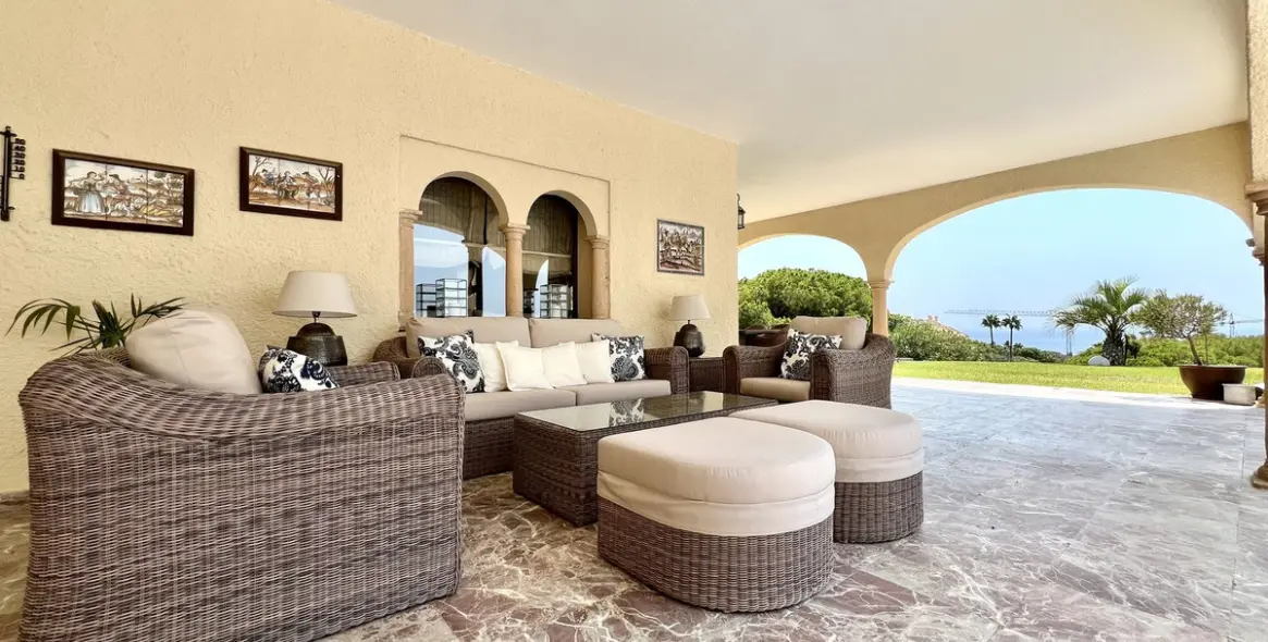 Продажа  отдельно стоящей виллы в Elviria 43