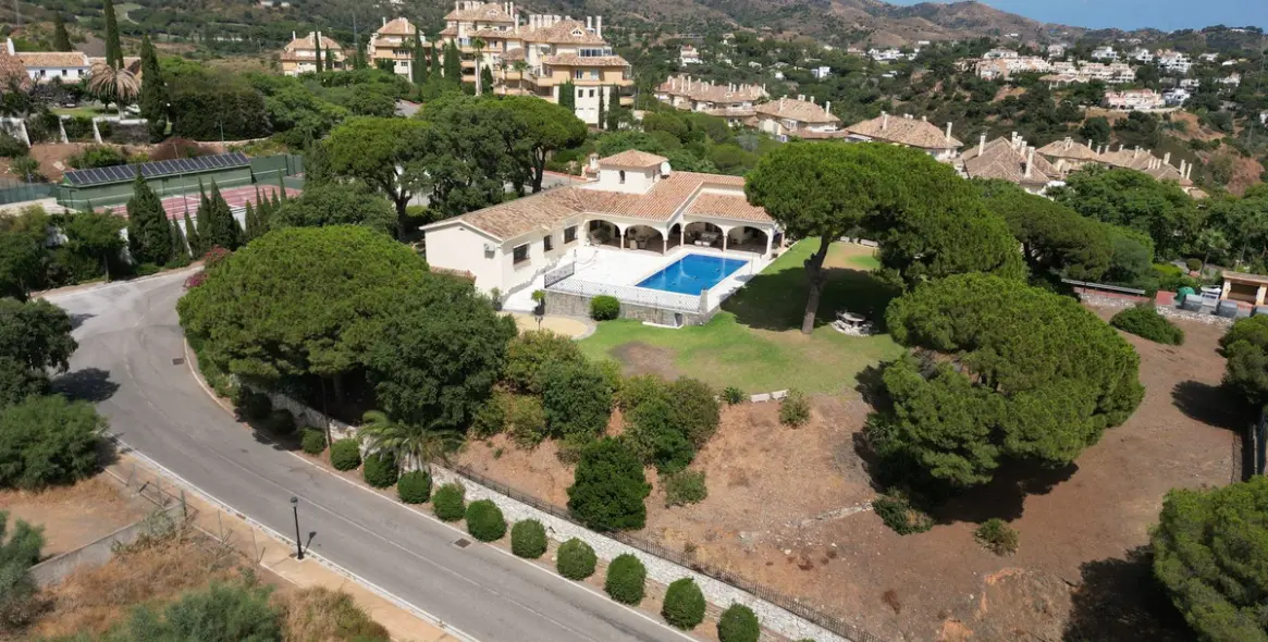 Продажа  отдельно стоящей виллы в Elviria 57