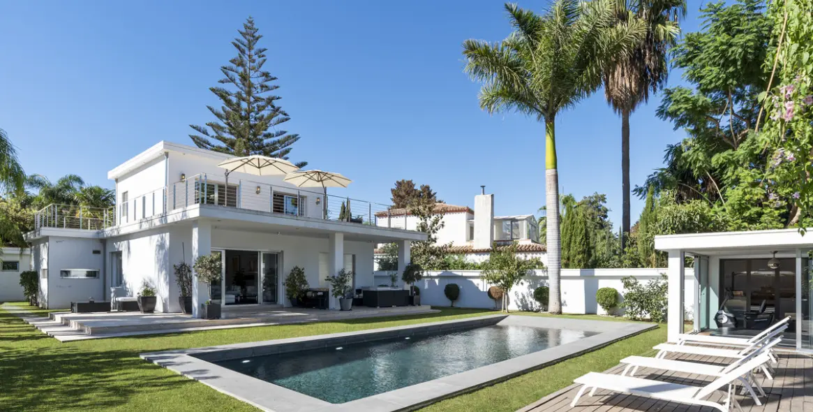 Venta de villa independiente en Nueva Andalucía 1