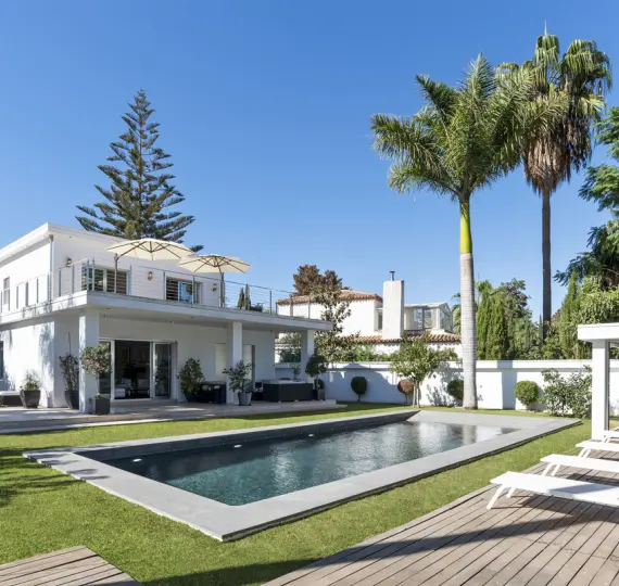Venta de villa independiente en Nueva Andalucía