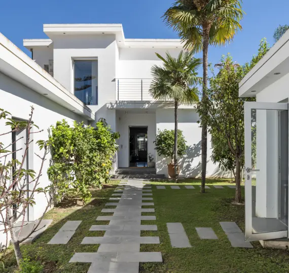 Venta de villa independiente en Nueva Andalucía