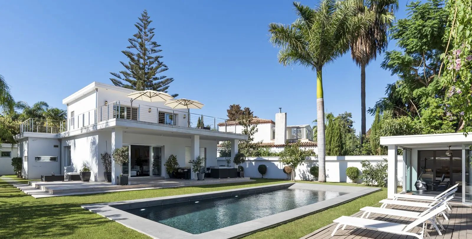Venta de villa independiente en Nueva Andalucía 1