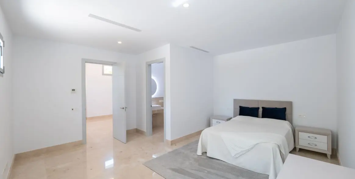 Продажа  отдельно стоящей виллы в Los Arqueros 25