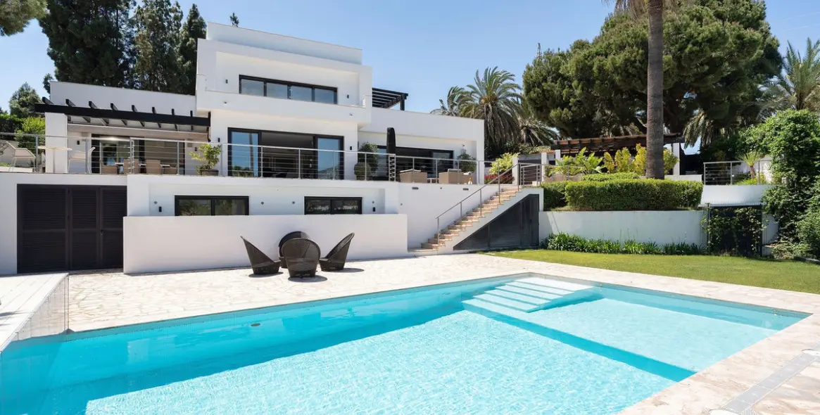 Venta de villa independiente en Nueva Andalucía 1