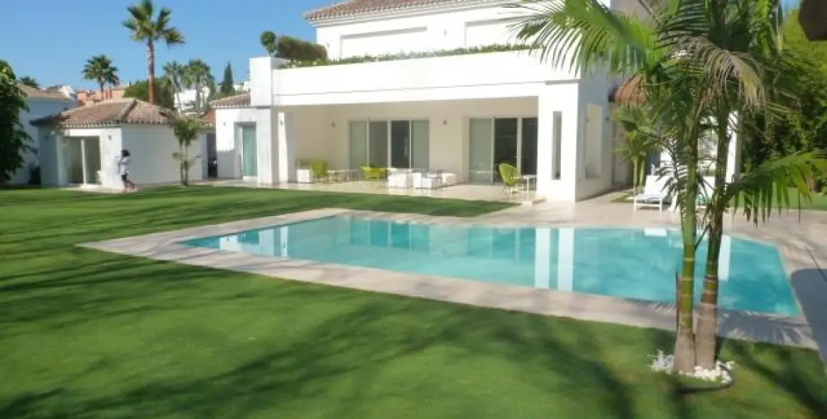Long-term rent of detached villa in Guadalmina Baja 1