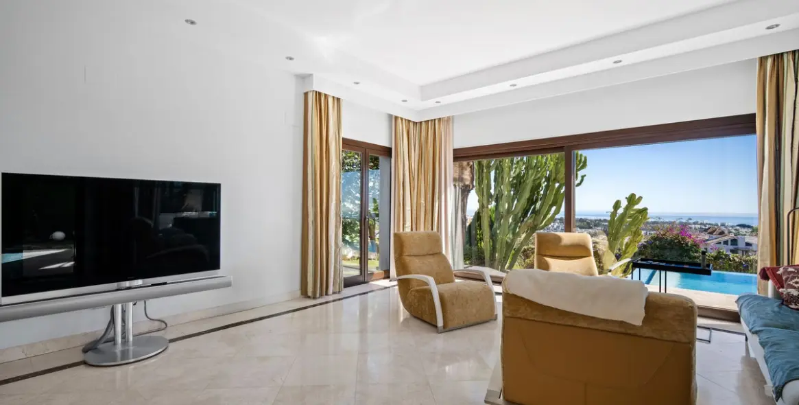 Venta de villa independiente en El Paraiso 10