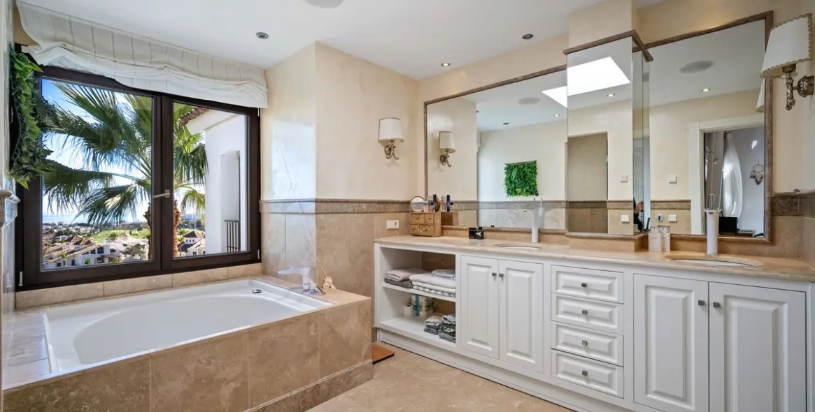 Venta de villa independiente en El Paraiso 17