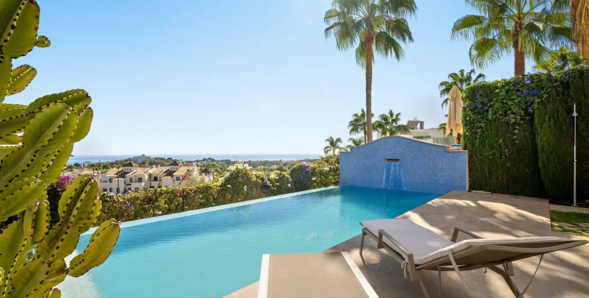 Sale of detached villa in El Paraiso 1