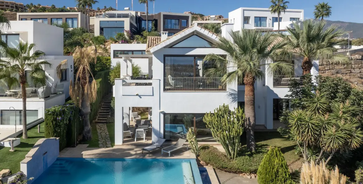 Sale of detached villa in El Paraiso 3