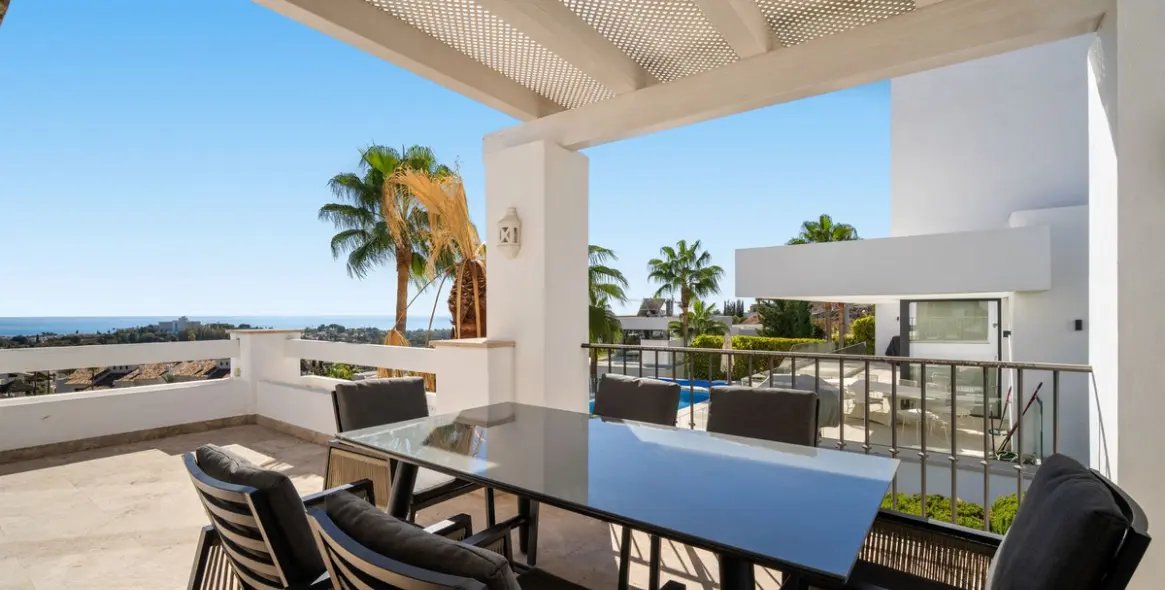 Sale of detached villa in El Paraiso 8