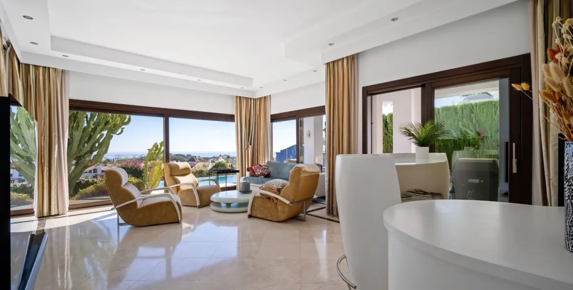 Sale of detached villa in El Paraiso 9