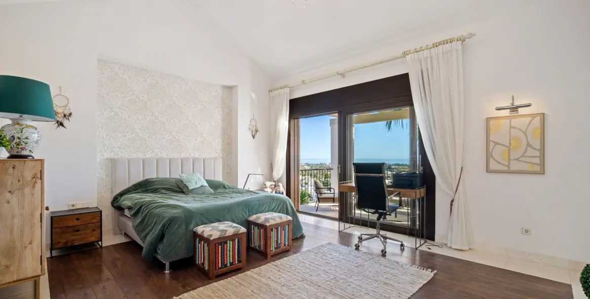 Sale of detached villa in El Paraiso 15