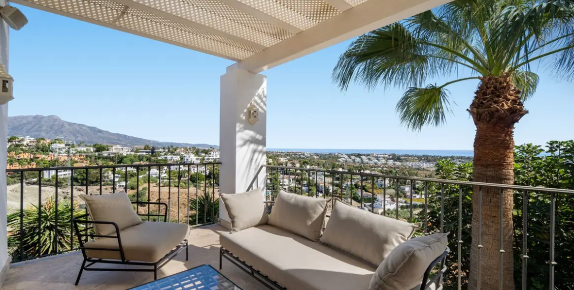 Sale of detached villa in El Paraiso 16