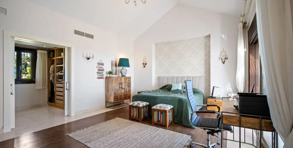 Sale of detached villa in El Paraiso 18