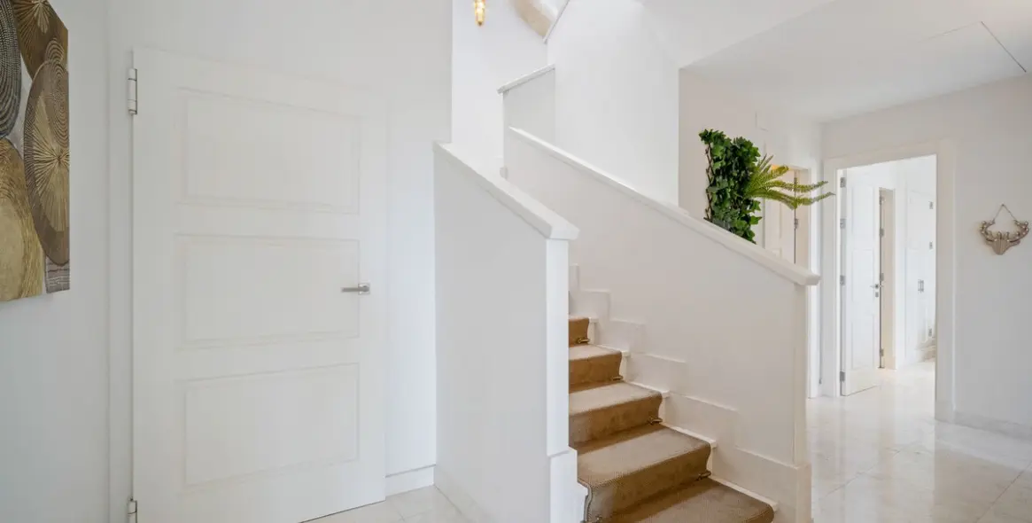 Sale of detached villa in El Paraiso 20