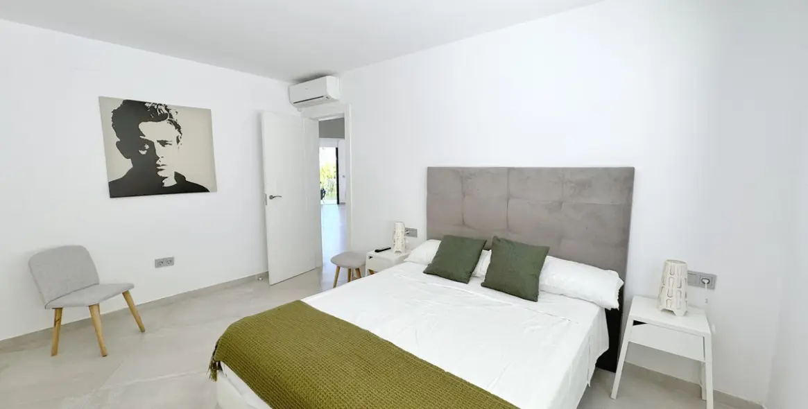 Sale of detached villa in El Rosario 25