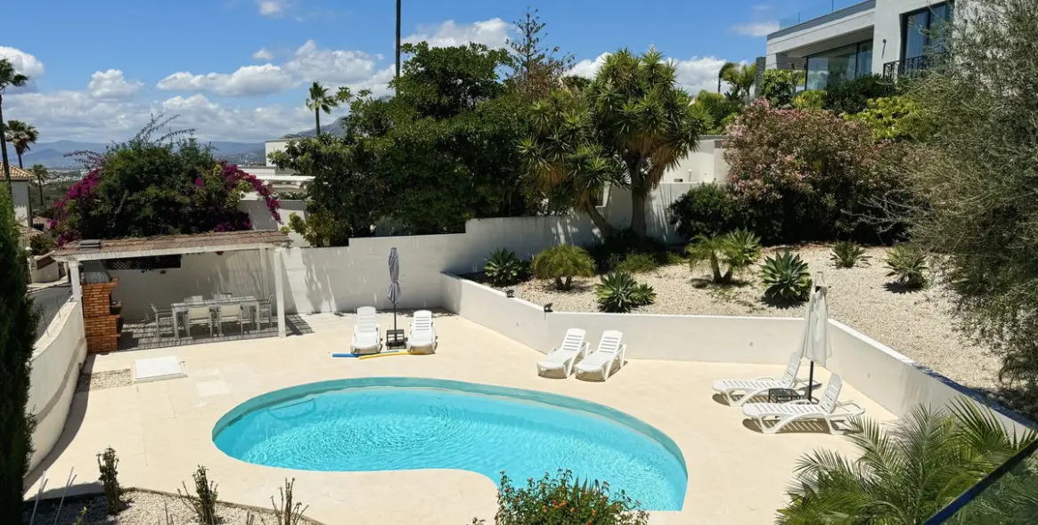 Sale of detached villa in El Rosario 28