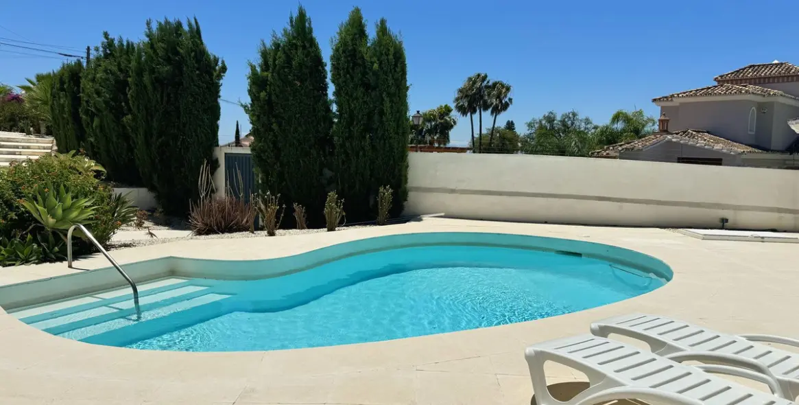 Sale of detached villa in El Rosario 29