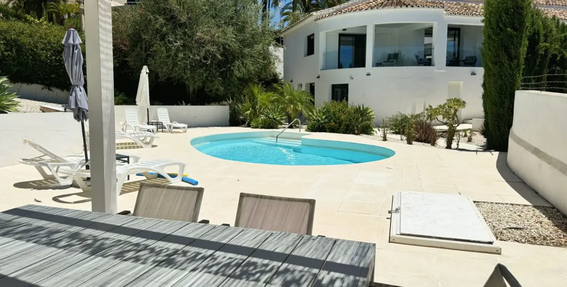 Sale of detached villa in El Rosario 32