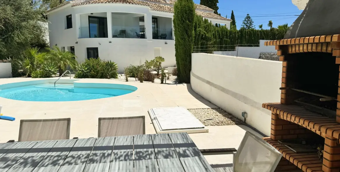 Sale of detached villa in El Rosario 33