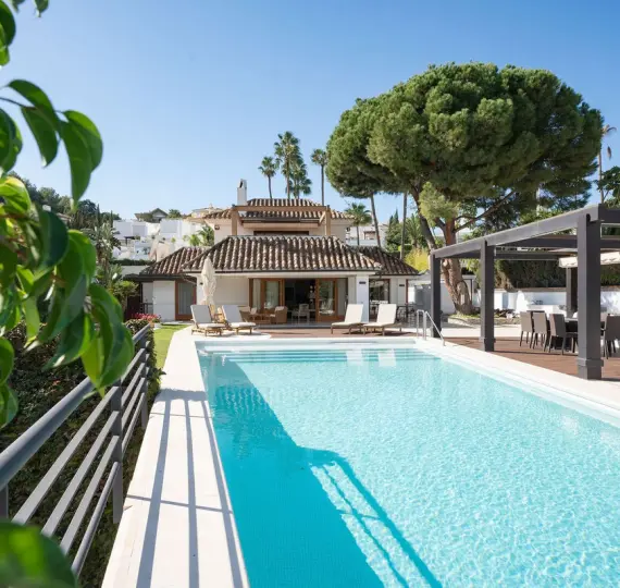 Продажа  отдельно стоящей виллы в Nueva Andalucía