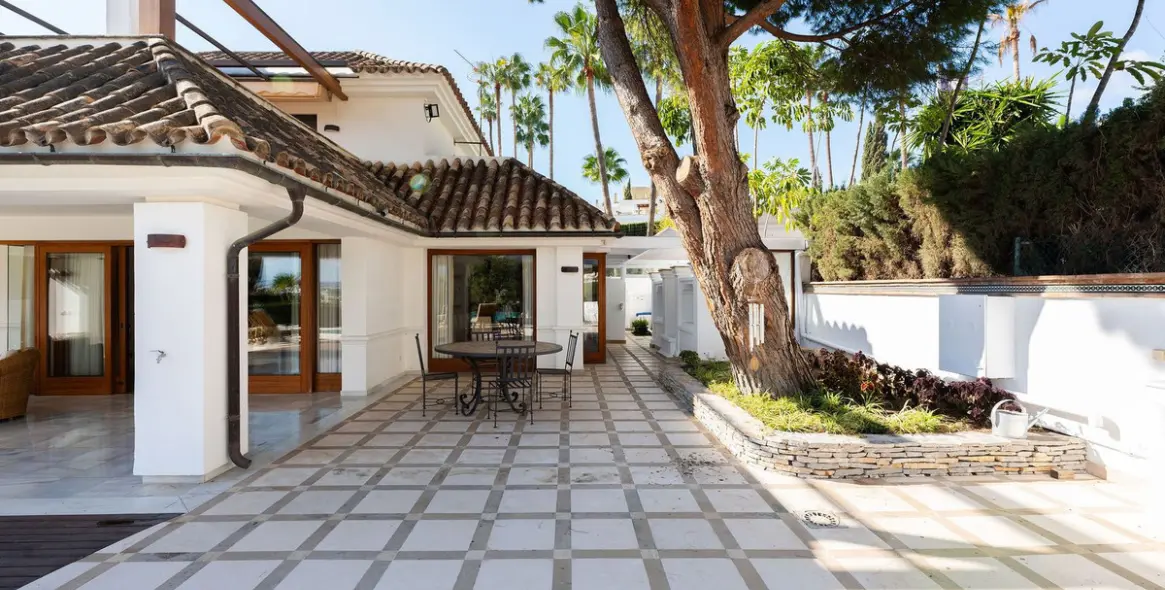 Venta de villa independiente en Nueva Andalucía 2