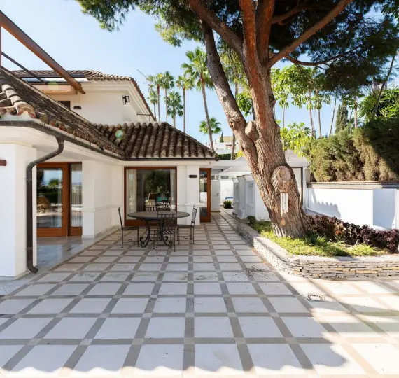 Продажа  отдельно стоящей виллы в Nueva Andalucía