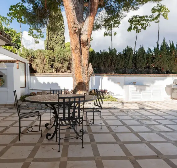 Продажа  отдельно стоящей виллы в Nueva Andalucía