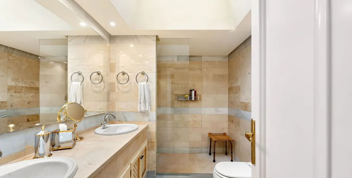 Venta de villa independiente en Nueva Andalucía 19