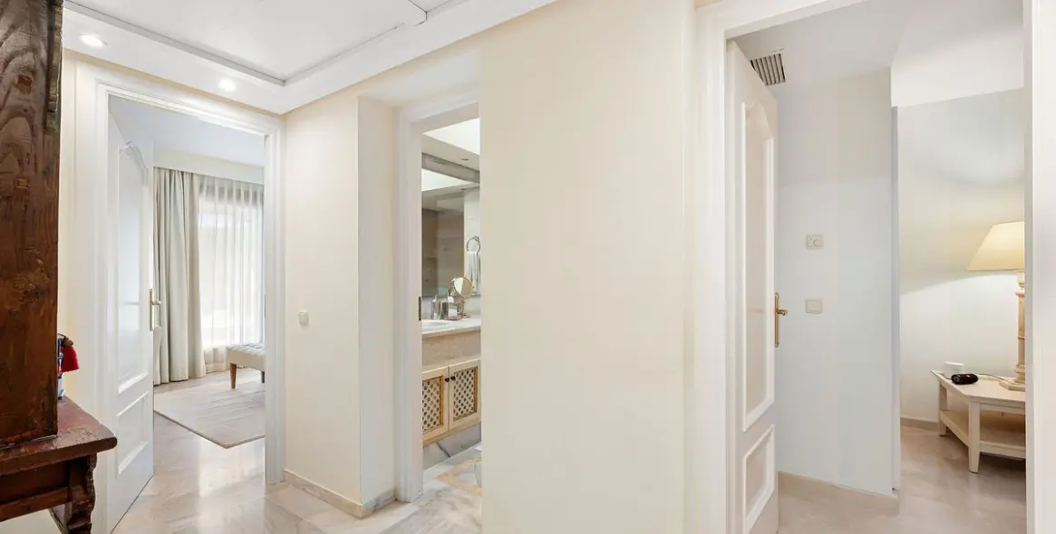 Продажа  отдельно стоящей виллы в Nueva Andalucía 24