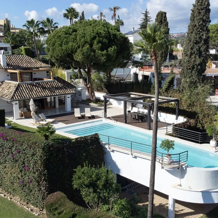 Продажа  отдельно стоящей виллы в Nueva Andalucía