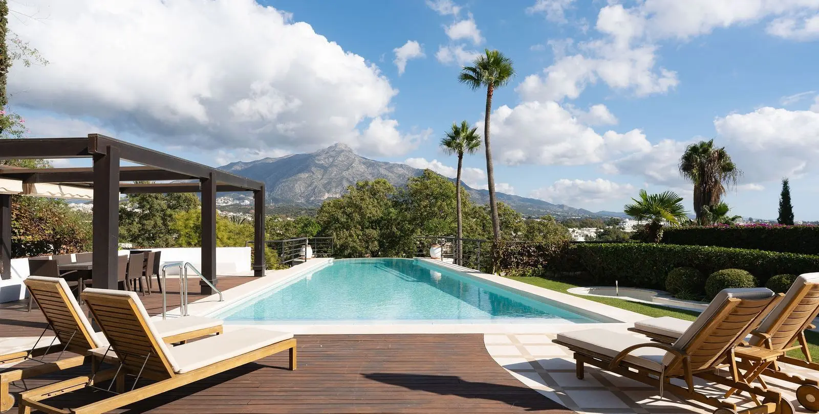 Sale of detached villa in Nueva Andalucía 4