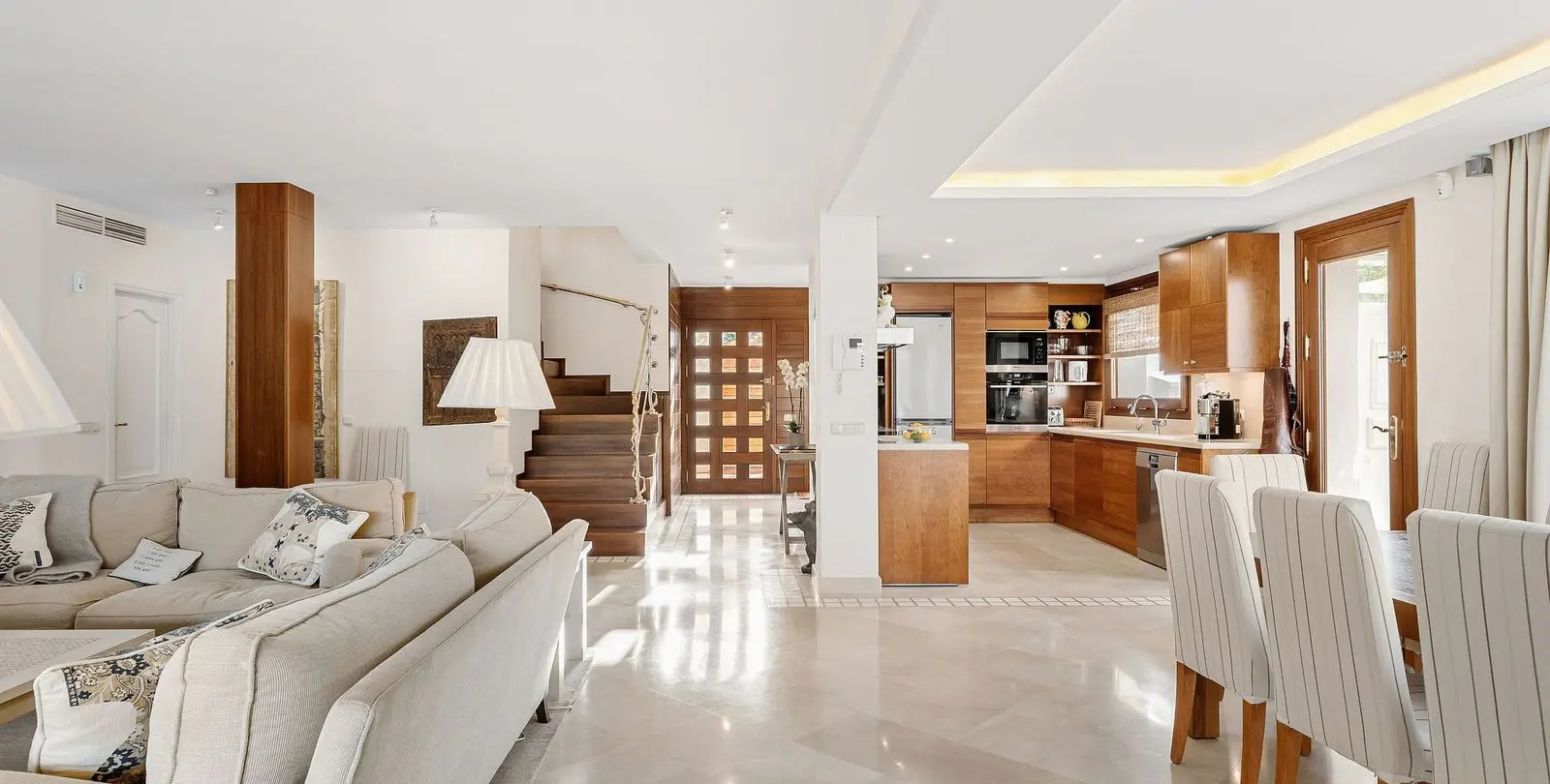 Sale of detached villa in Nueva Andalucía 15