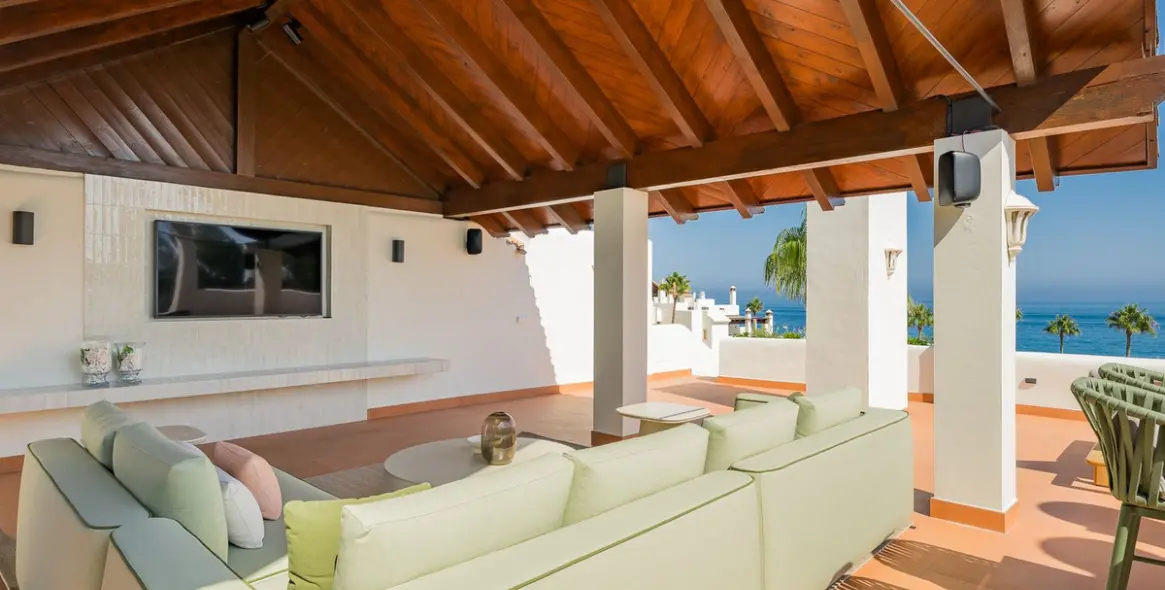 Sale of penthouse in New Golden Mile 6