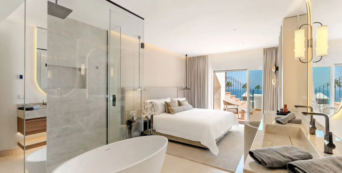 Sale of penthouse in New Golden Mile 17