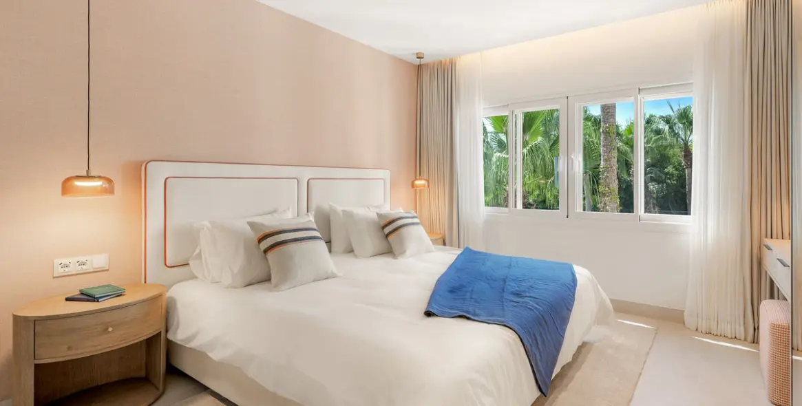 Sale of penthouse in New Golden Mile 20