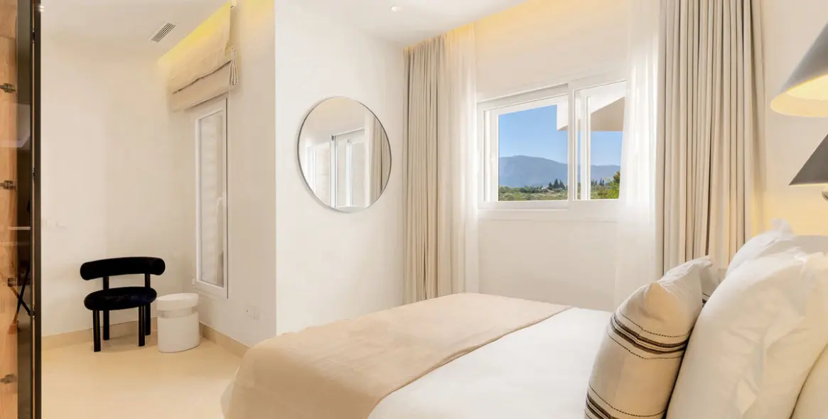 Sale of penthouse in New Golden Mile 24