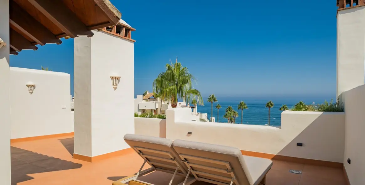 Sale of penthouse in New Golden Mile 31