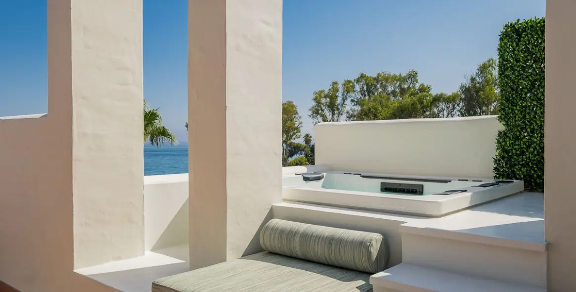 Sale of penthouse in New Golden Mile 33